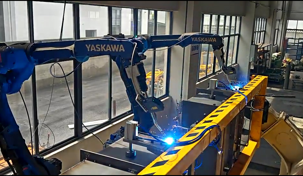 創想智控激光焊縫跟蹤器在變壓器油箱焊接中的應用——安川機器人雙機協同解決方案